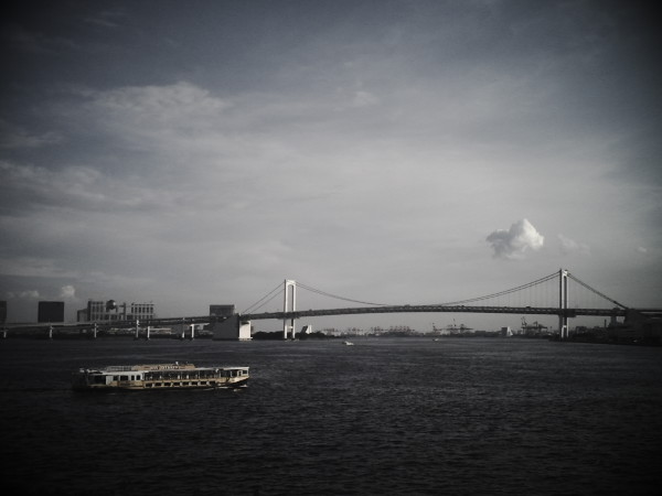 ���C���{�[�u���b�W���ʂɊ����Ă�������o�X