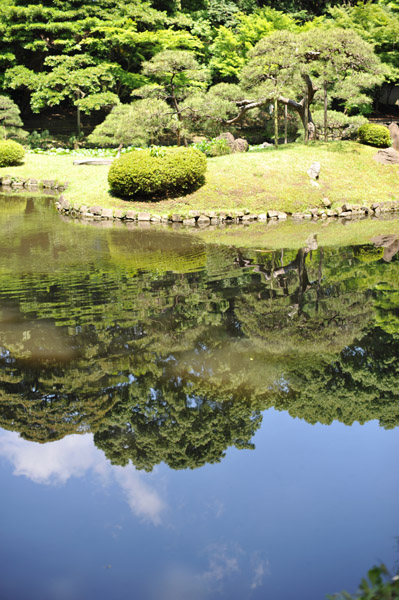 ���ΐ��y���̒r�ɉf���