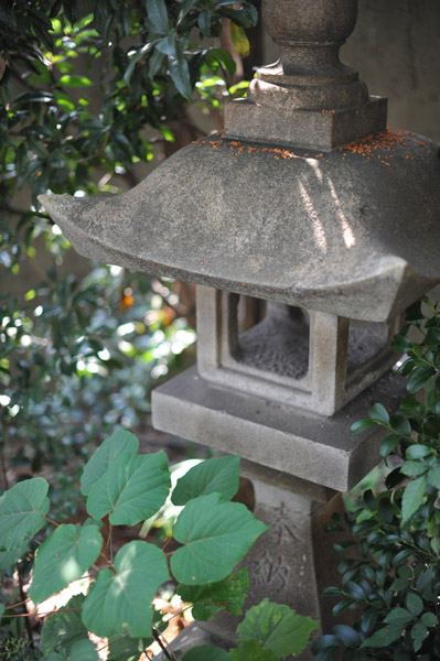 �}�y�����_�Ђ̐Γ��U