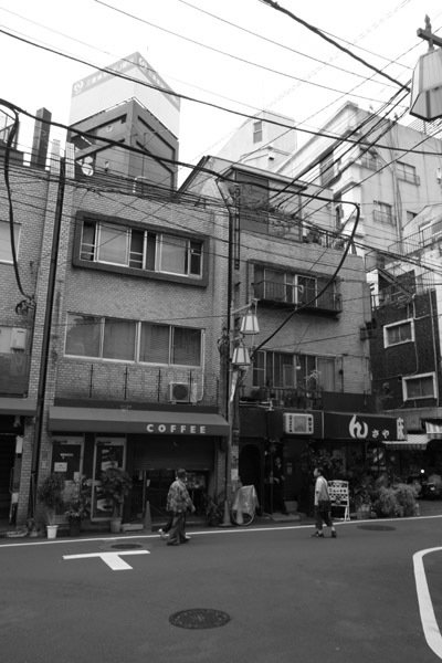 JR��ˉw�̉w�O���i