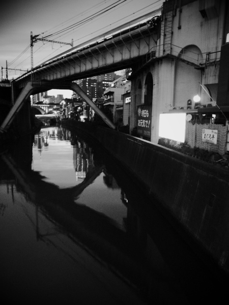 �d�e����