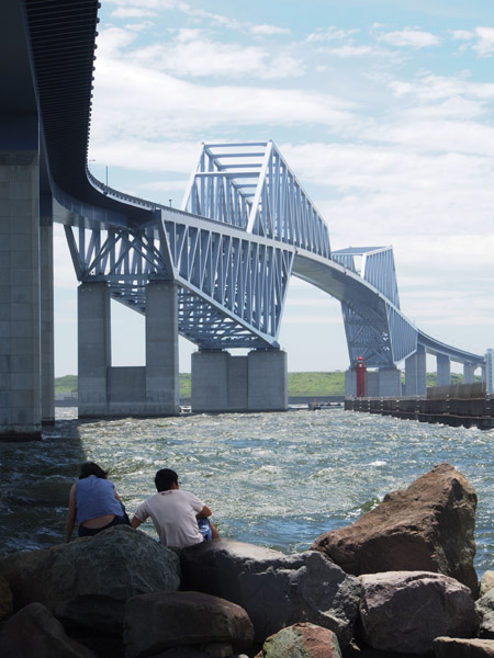 ��F�C�l�����ŊC�ނ������l�X�Ɠ����Q�[�g�u���b�W