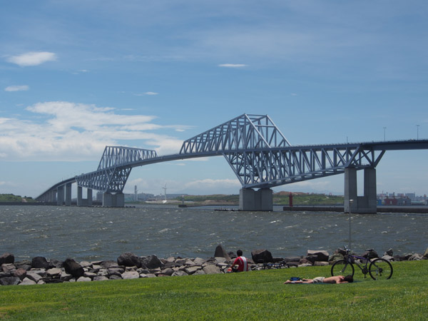 ��F�C�l�����ŊC�ނ������l�X�Ɠ����Q�[�g�u���b�W