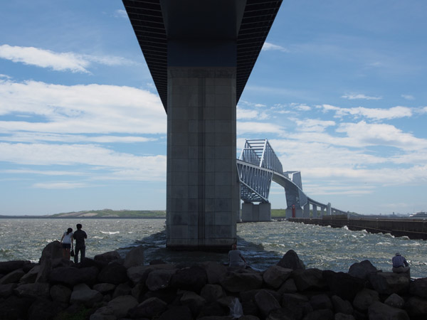 ��F�C�l�����ŊC�ނ������l�X�Ɠ����Q�[�g�u���b�W