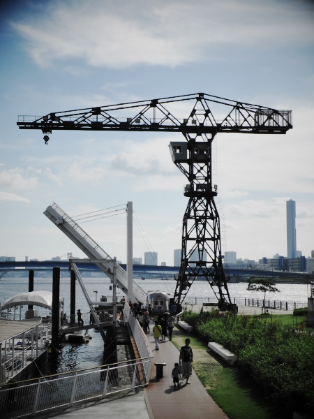 �s���t�C�������̃N���[���̃��j�������g