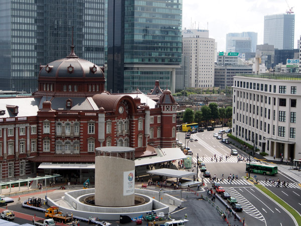 �V�����w�ۂ̓��ԃ����K�w�ɂ̃O�����h�I�[�v���P���O�̊ۂ̓�����̉w�ɂ̕��i