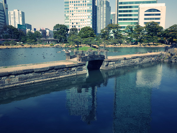 ���ŗ��{�����뉀�̐��΂̒�