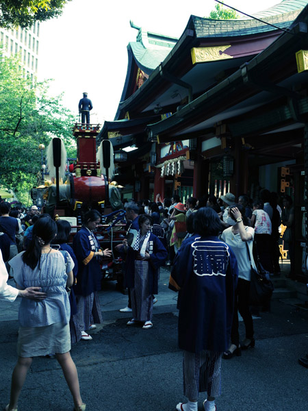 ���{�O��Ձ@�ԍ�R�����}�_�Ђ̎R���܂�̎R�ԂɏW�܂�l�X