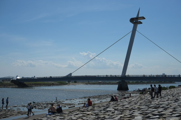 �����Ȃ������Ɛ��H�ɏW�܂�l�X�̕��i