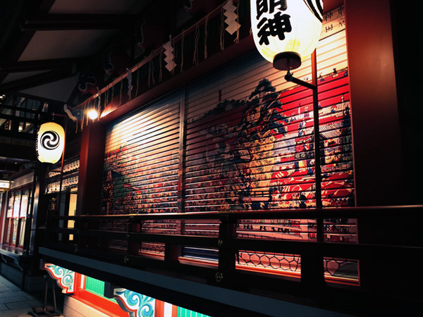 �H�t���_�c���_�̐_�y�a�̃V���b�^�[�ɕ`���ꂽ�G